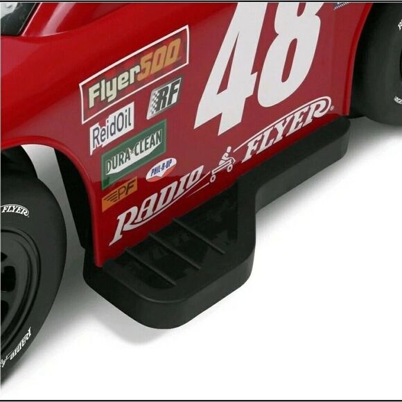 Radio Flyer 6v Racer Ride On Car for toddlers with round printed playmat - Picture 10 of 11